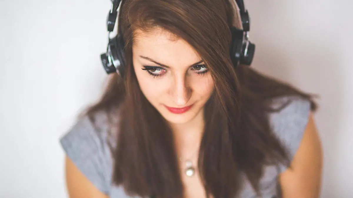 Chica escuchando música